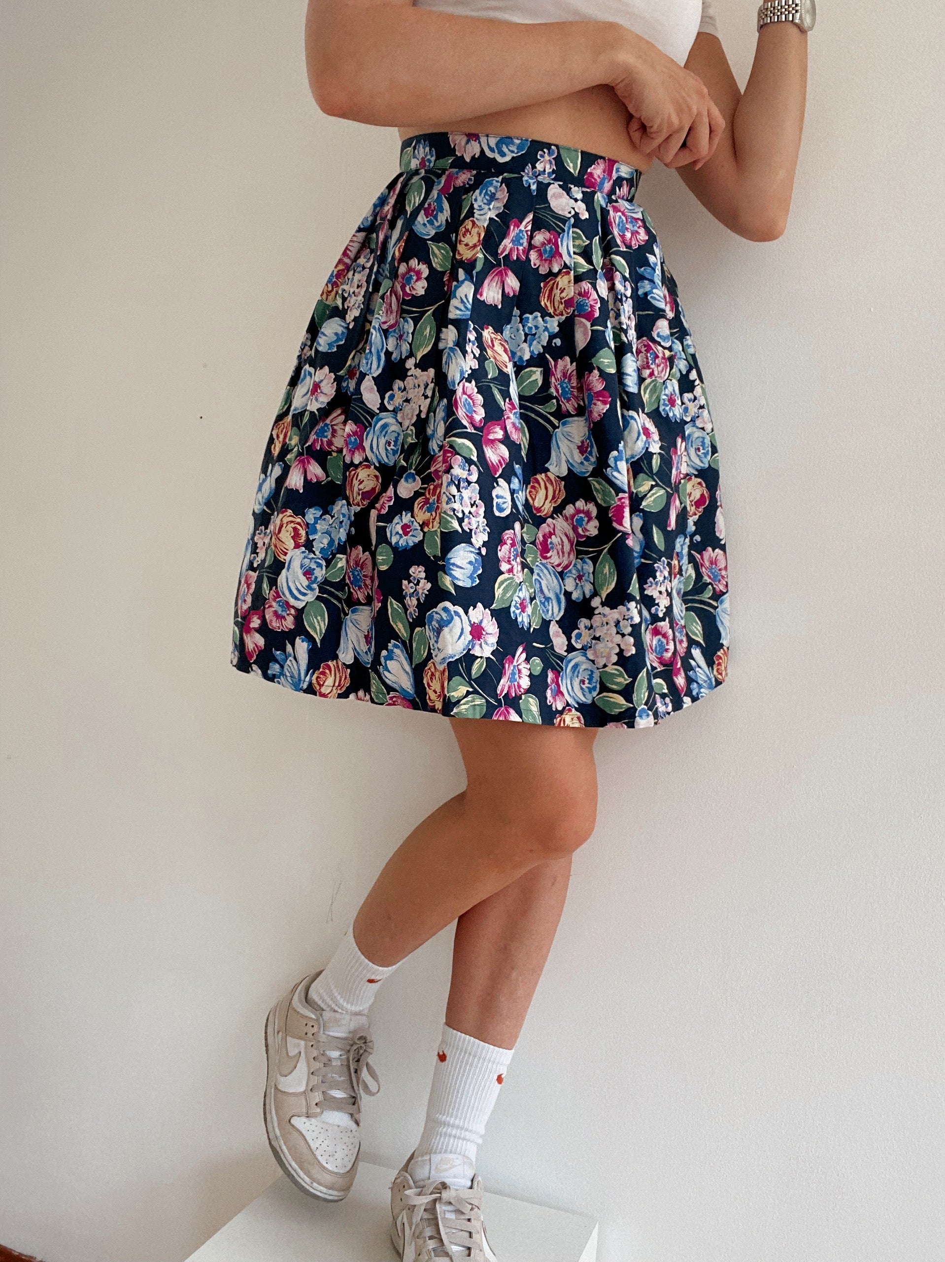 Vintage dunkelblauer rosa Rock mit Blumen XS/S