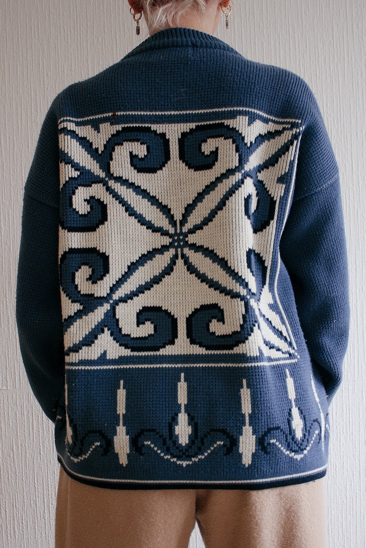 Blue knit turtleneck sweater with beige patterns M