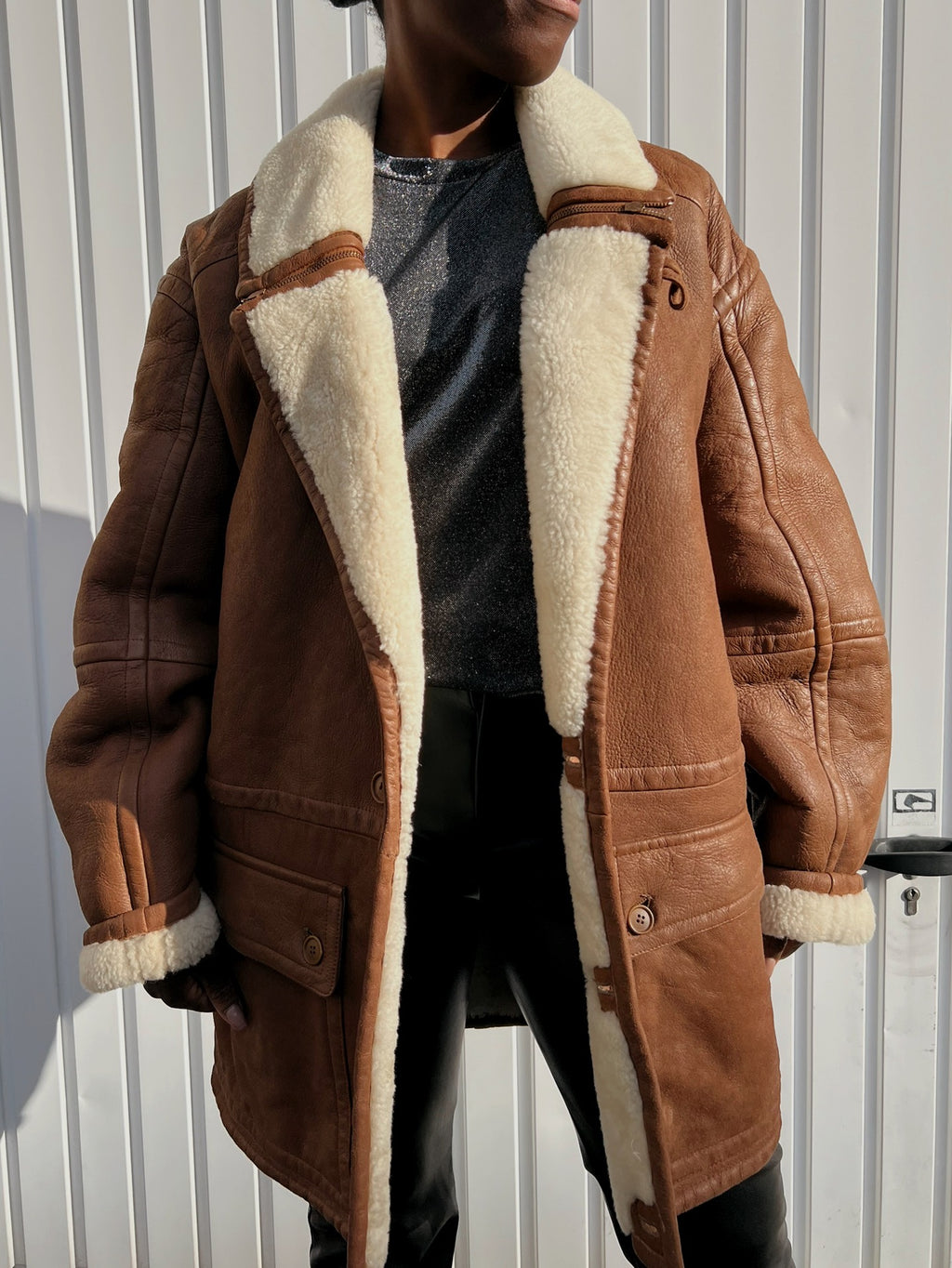 Brauner/cremefarbener Lammfellmantel L 