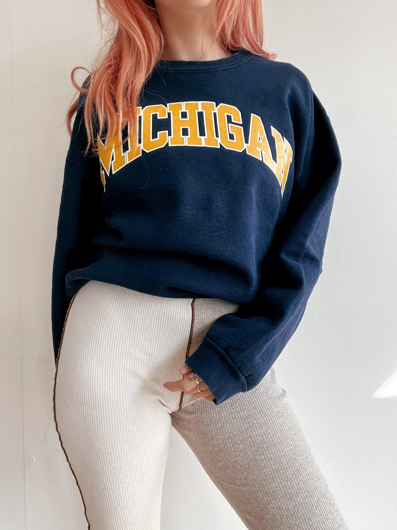 Pull vintage américain bleu foncé et jaune Michigan L