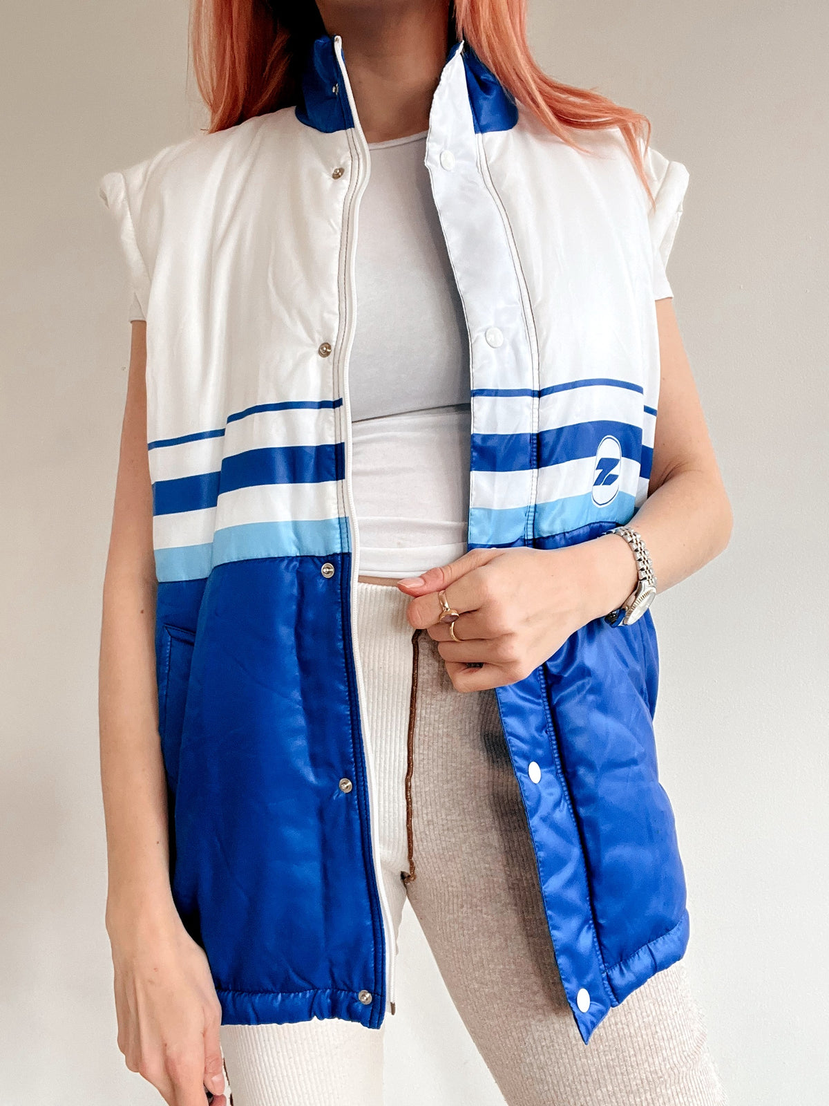 Weiße und blaue Daunenjacke L