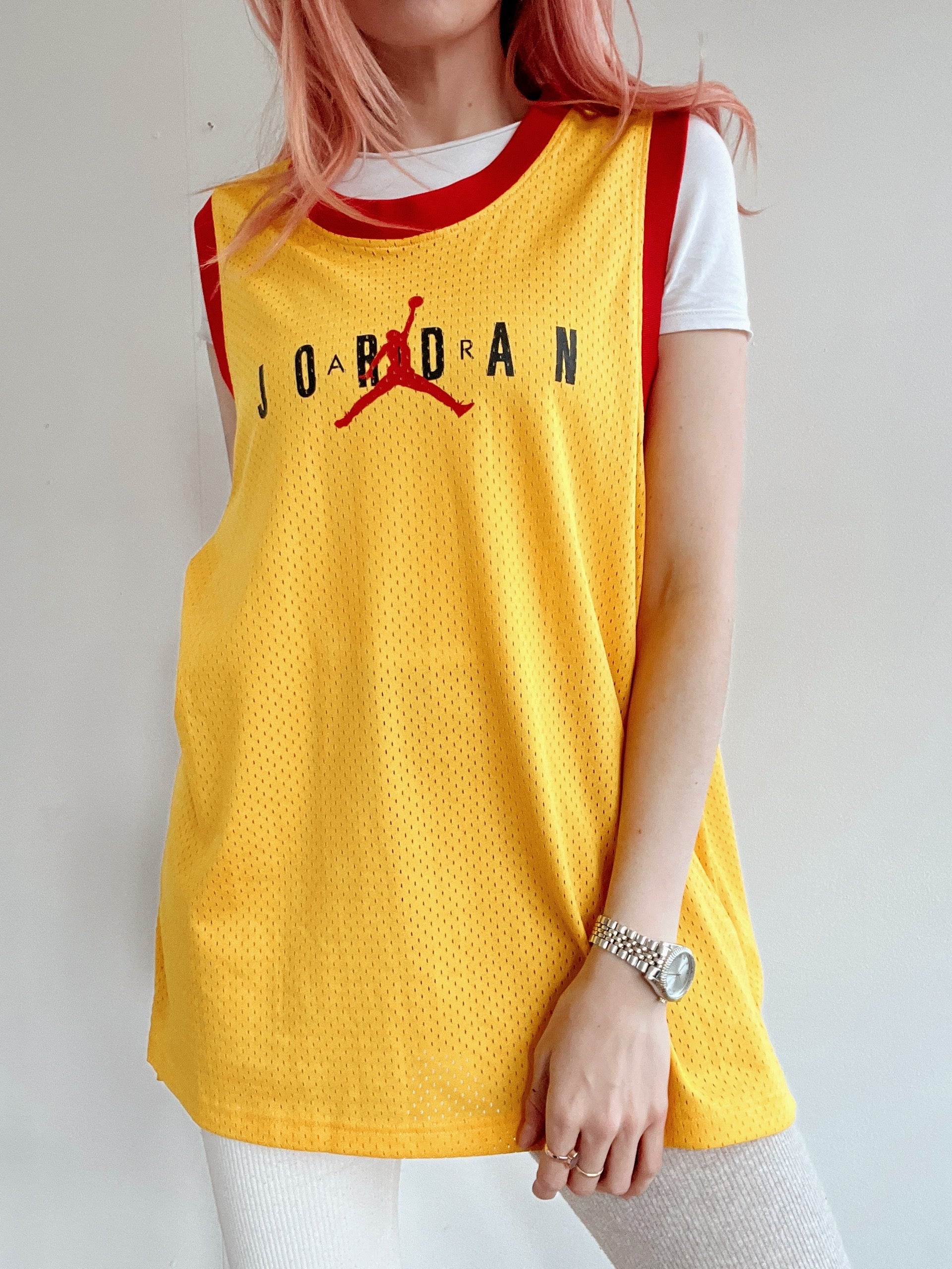 Gelbes und rotes Basketballtrikot Jordan L