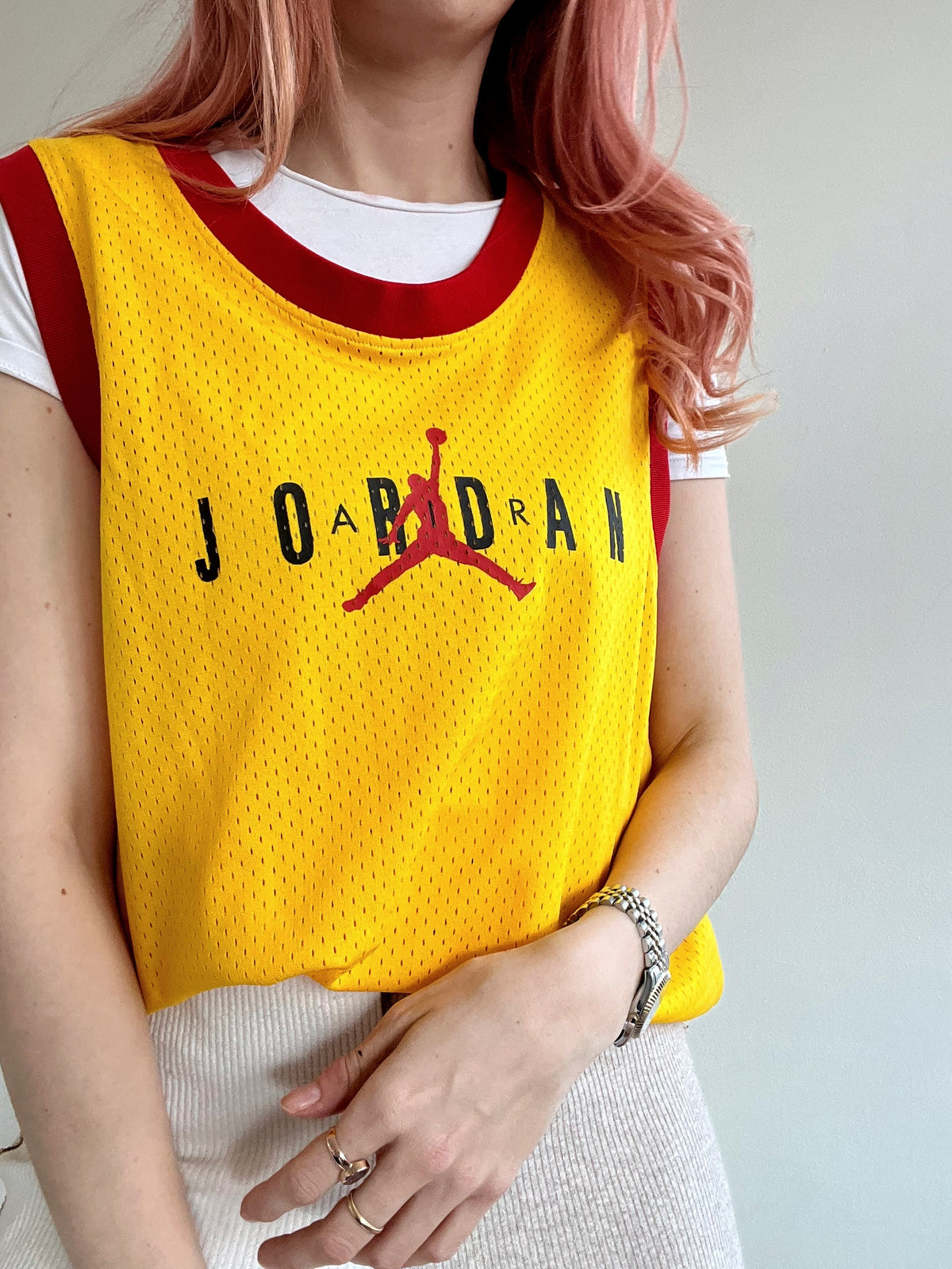 Maillot de basket jaune et rouge Jordan L