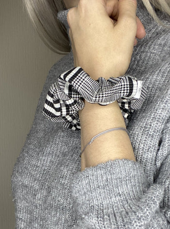 Black and white check scrunchie by Chuperchouchou