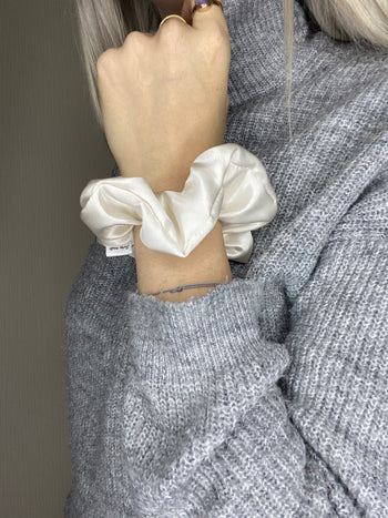 White satin scrunchie by Chuperchouchou