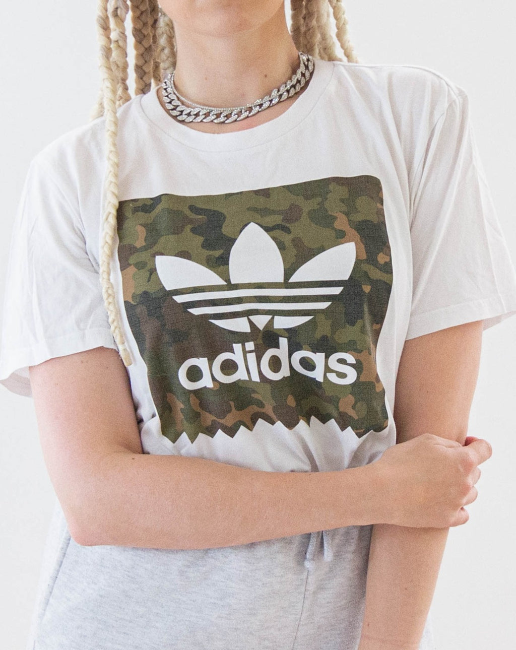 Weißes T-Shirt mit Adidas-Militärlogo L