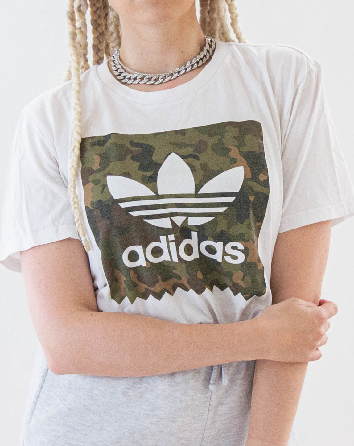 T-shirt blanc avec logo militaire Adidas L