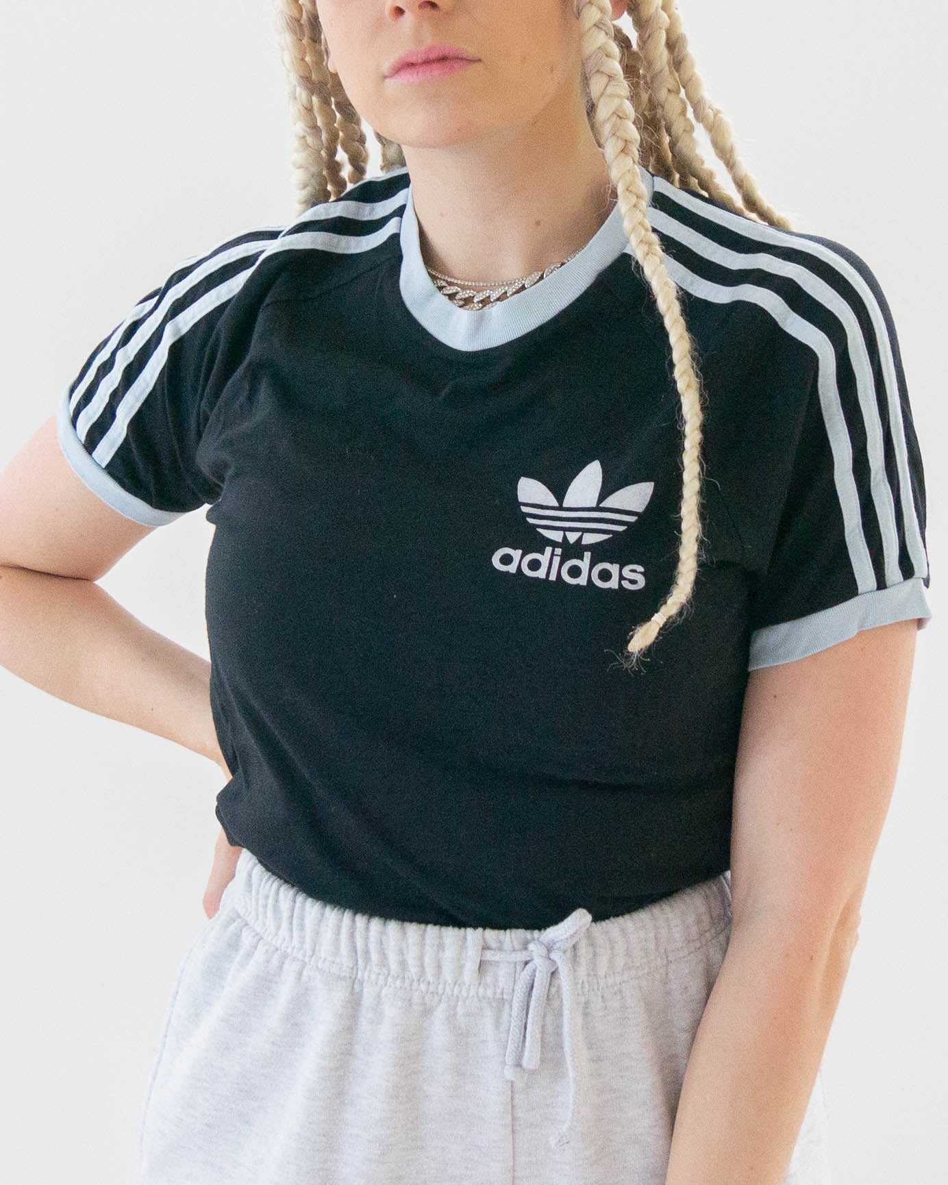 E. T-shirt noir/bandes grises Adidas S