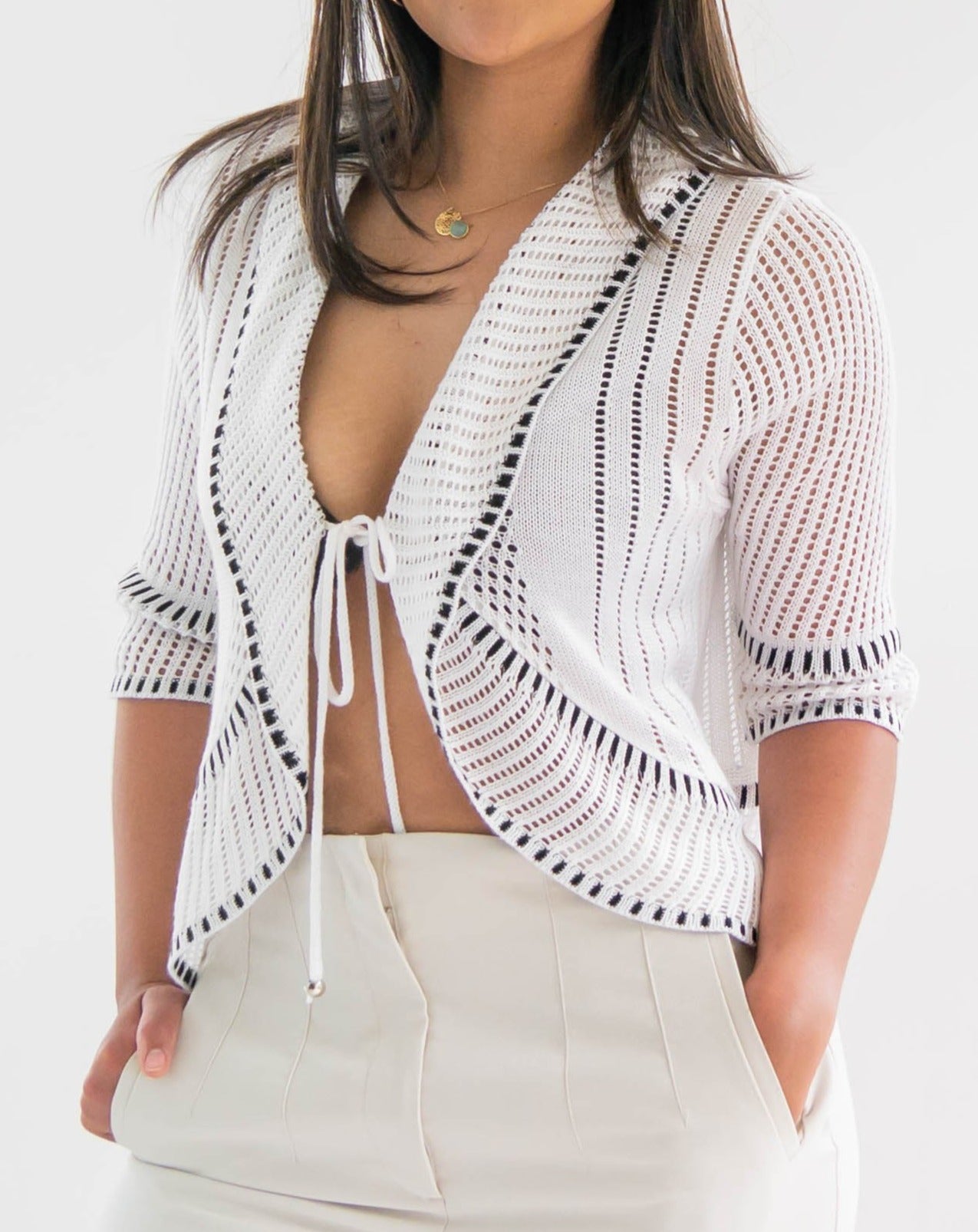 E.Gilet d'été blanc avec ficelle devant