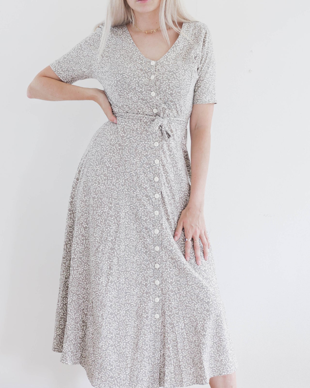 Robe Vintage longue beige avec fleurs blanches M