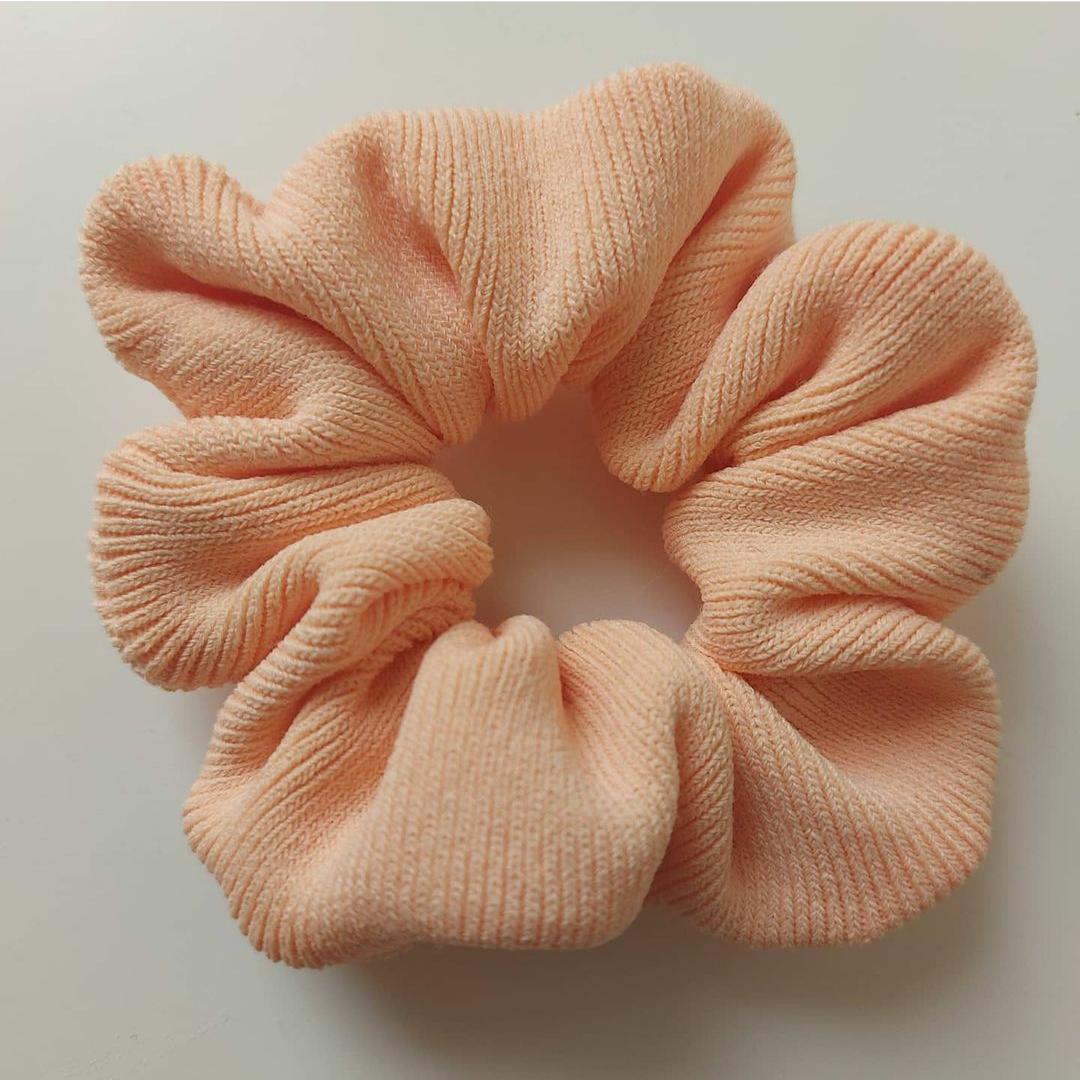 Peach scrunchie by Chuperchouchou