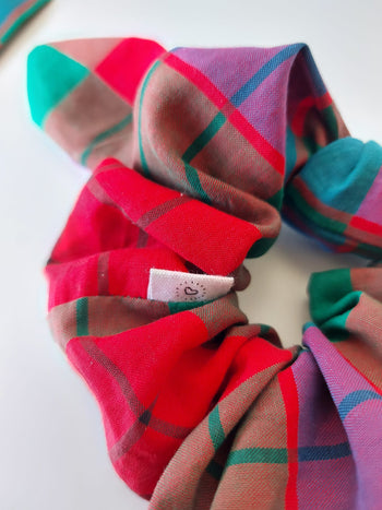 Red check scrunchie by Chuperchouchou