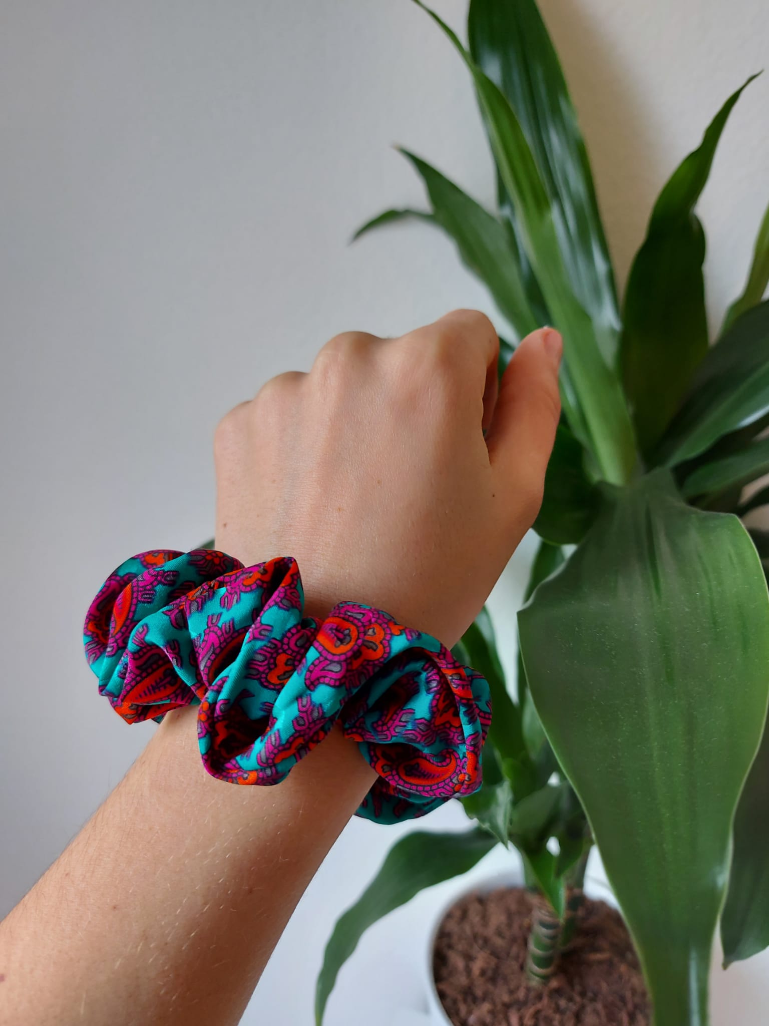 Chouchou turquoise satiné à motifs by Chuperchouchou