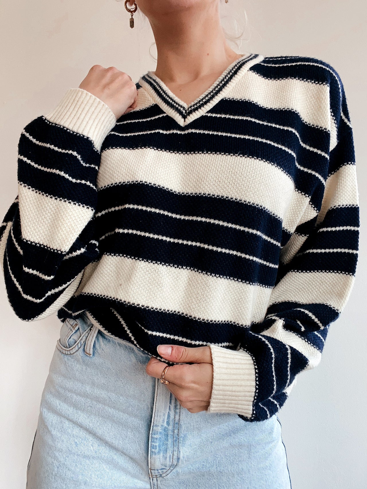 Pull vintage en laine blanc cassé et bleu marine