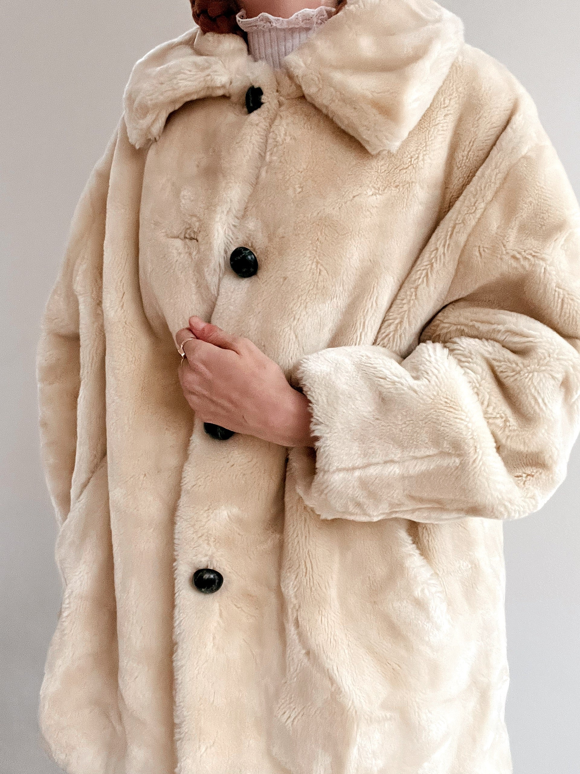 Vintage cremefarbener Kunstpelzmantel M/L