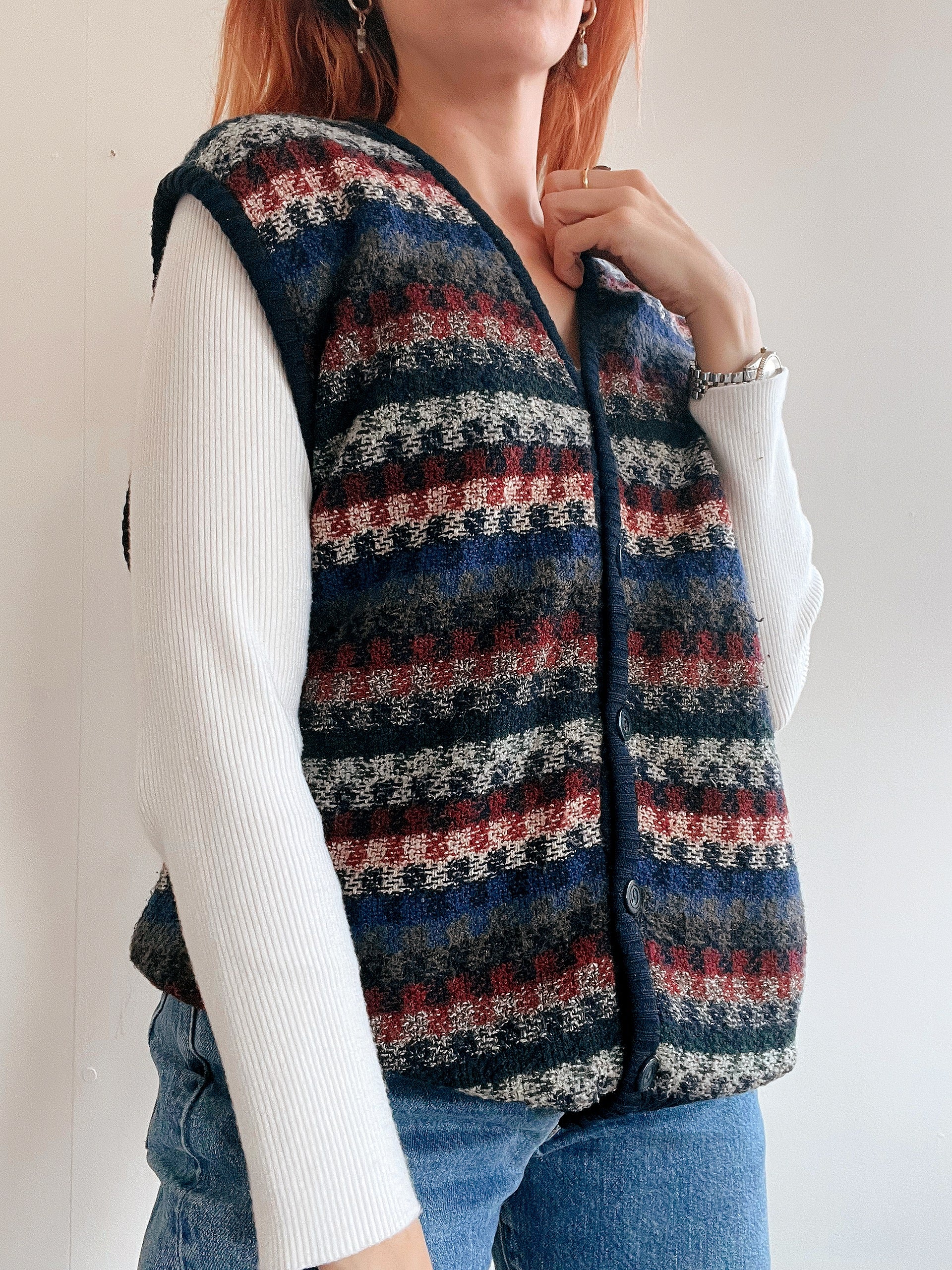 Gilet sans manche bleu foncé rayé en maille