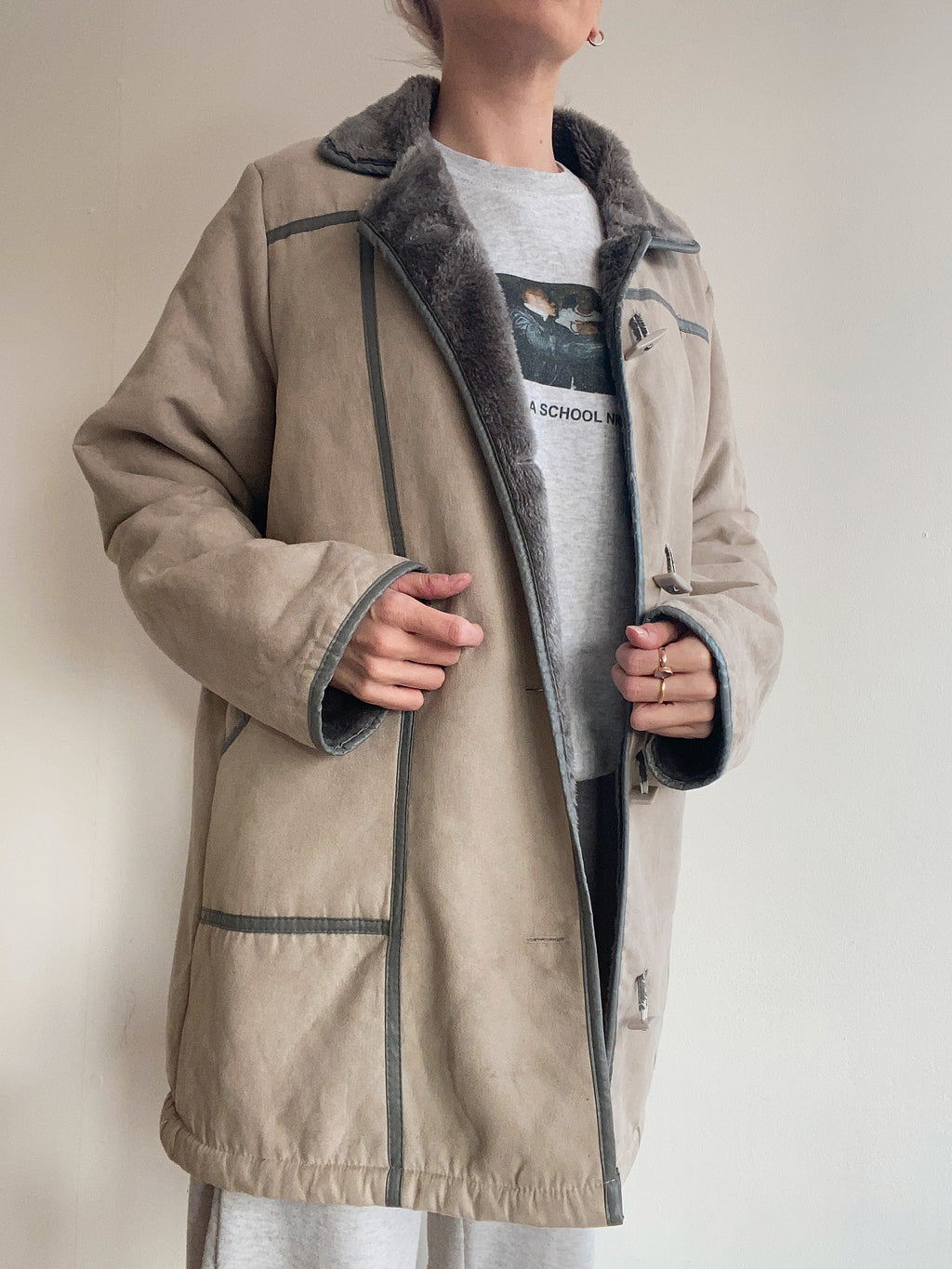 Manteau fin en mouton retourné gris clair