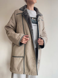 Manteau fin en mouton retourné gris clair