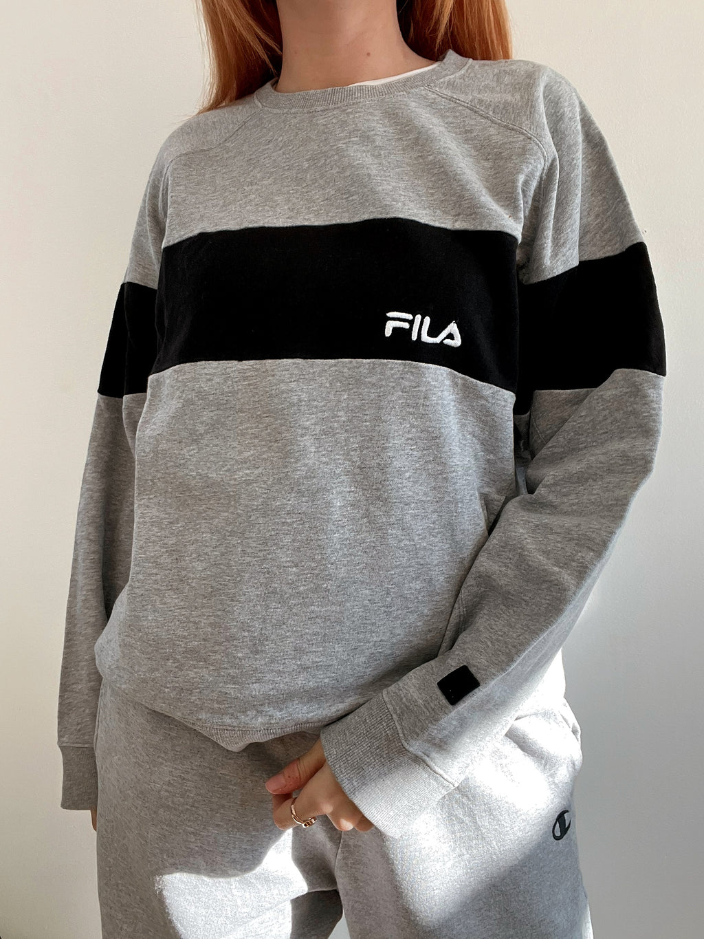 Hellgrauer und schwarzer Vintage-Pullover von Fila XL