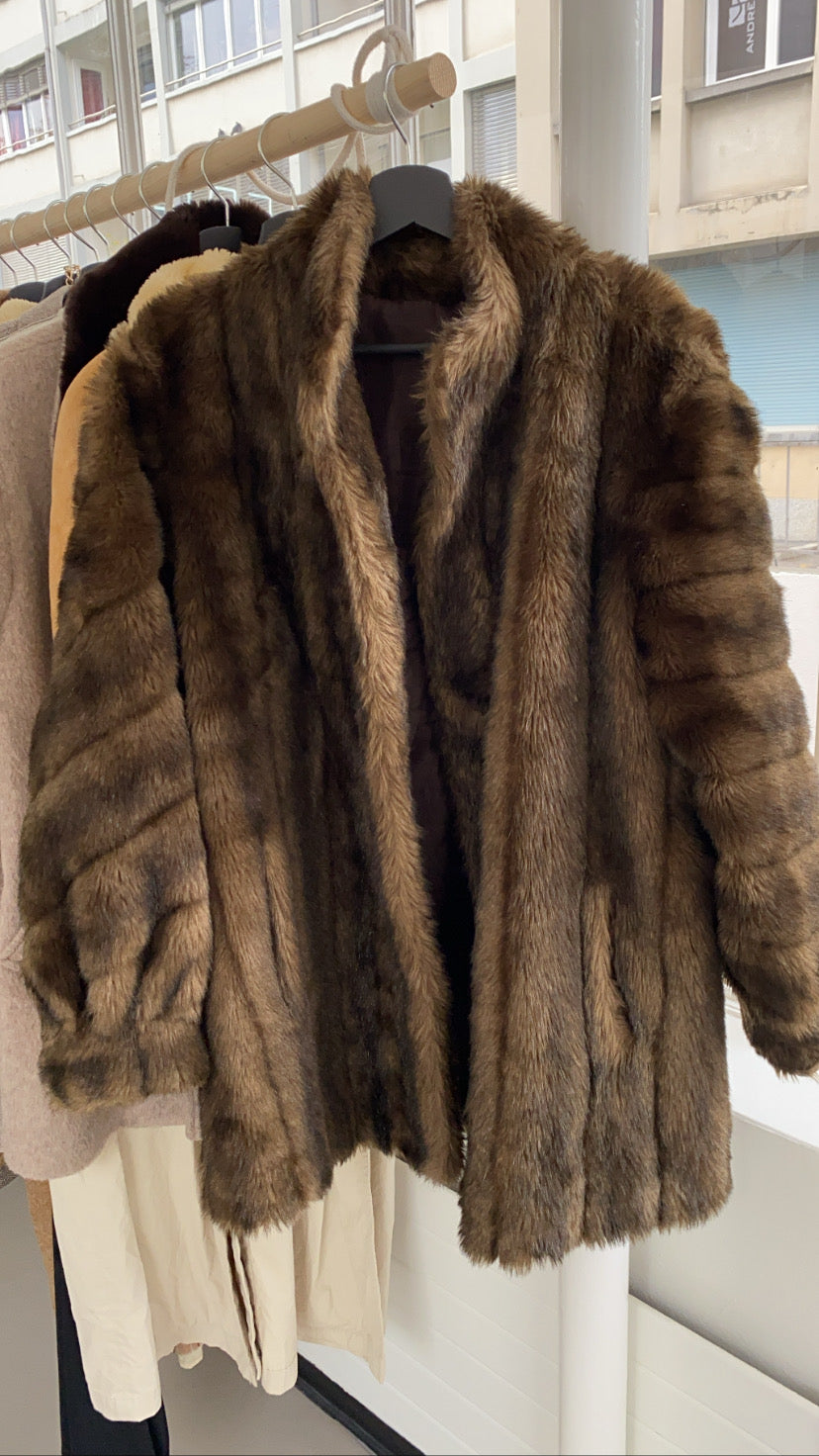 Manteau brun court en fausse fourrure M