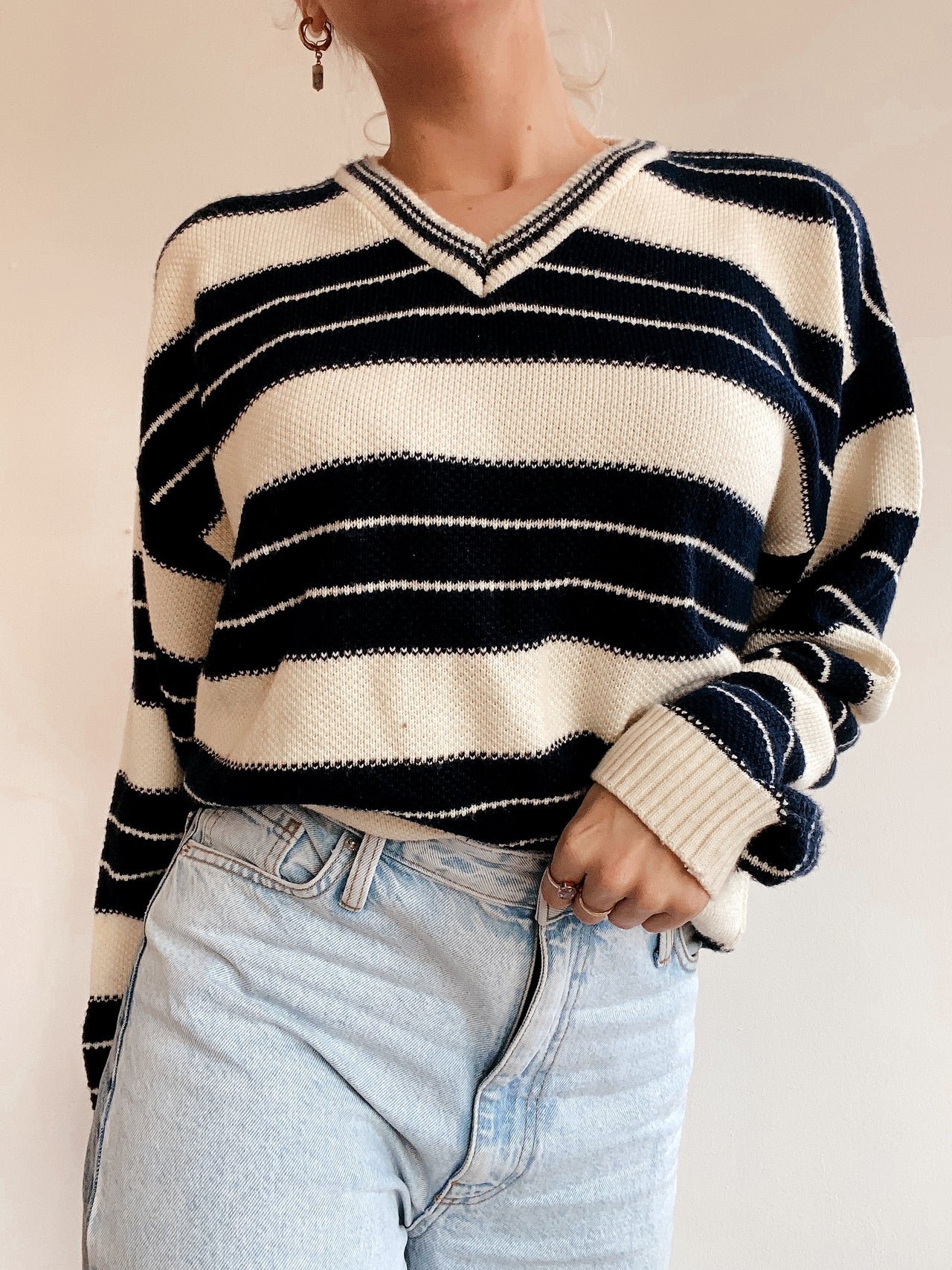 Pull vintage en laine blanc cassé et bleu marine