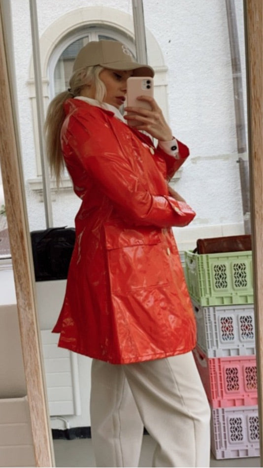 Kurzer vintage glänzender roter Regenmantel-Trenchcoat XS 