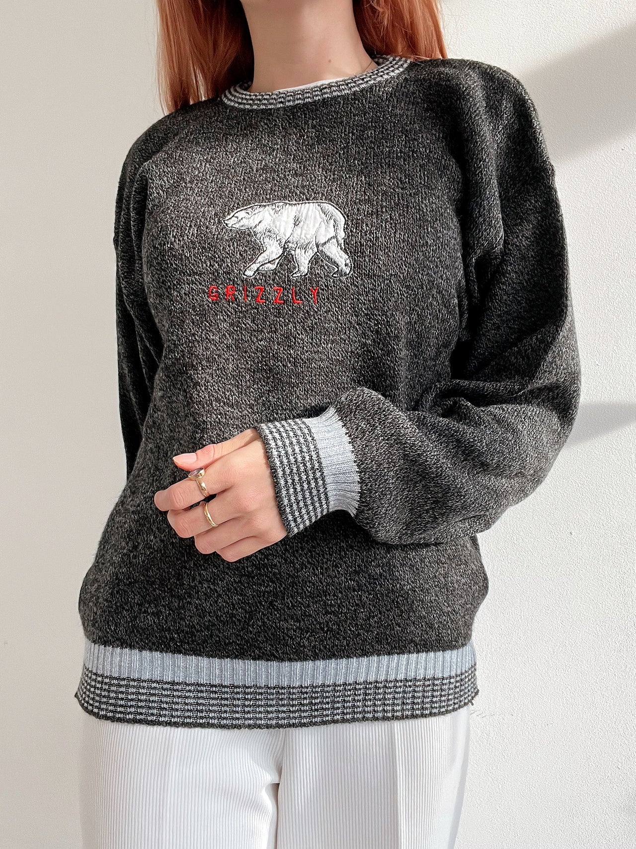 Pull vintage en laine gris foncé ours brodé L