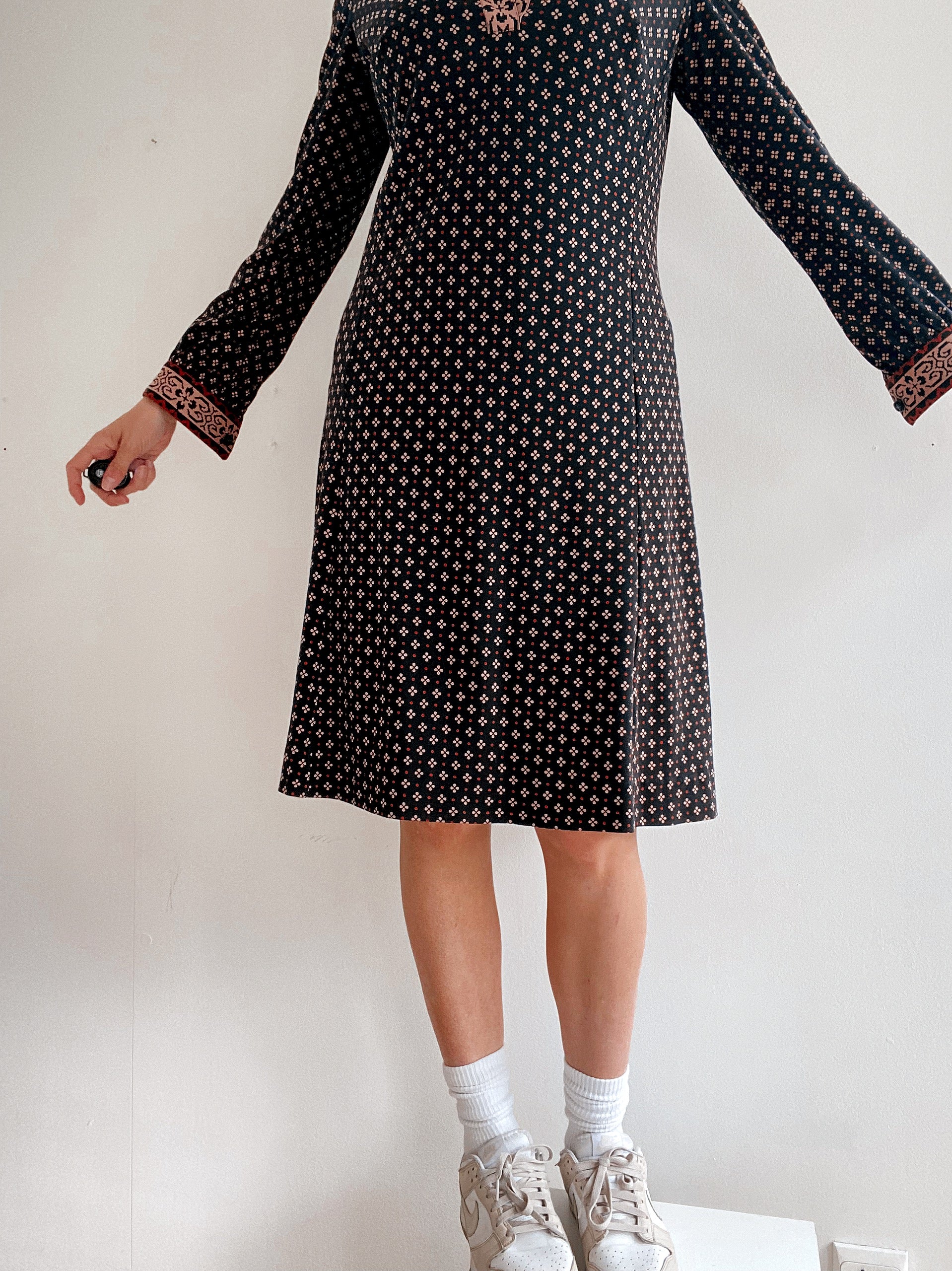 Robe mi-longue vintage noire à motifs S/M