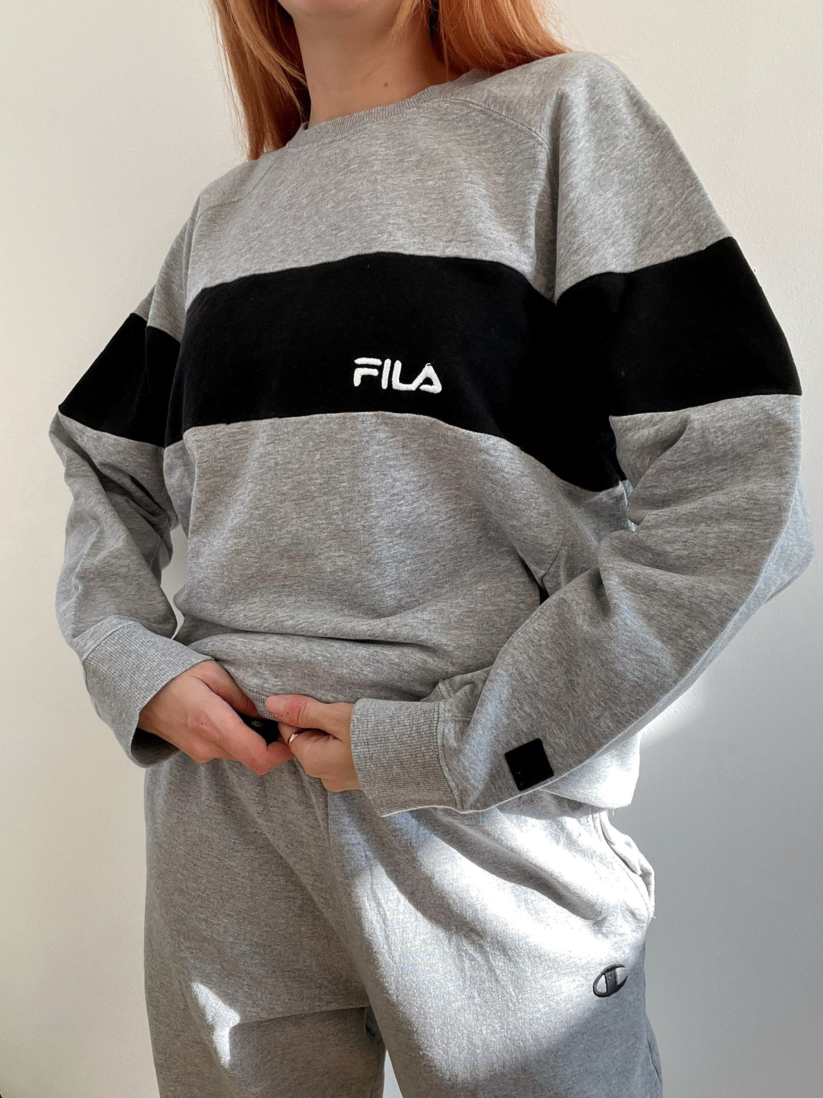 Hellgrauer und schwarzer Vintage-Pullover von Fila XL