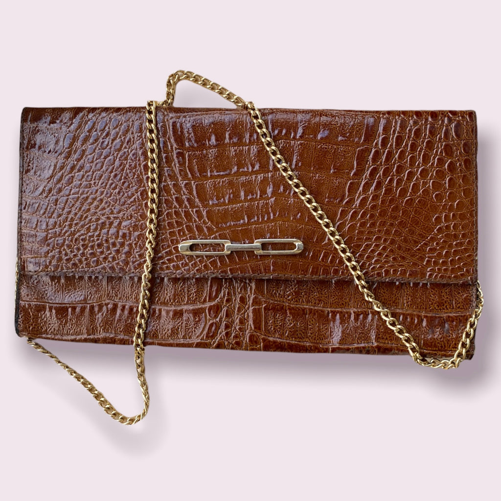 Clutch mit schlangenbraunem und goldenem Riemen