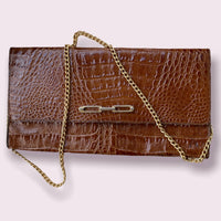 Clutch mit schlangenbraunem und goldenem Riemen