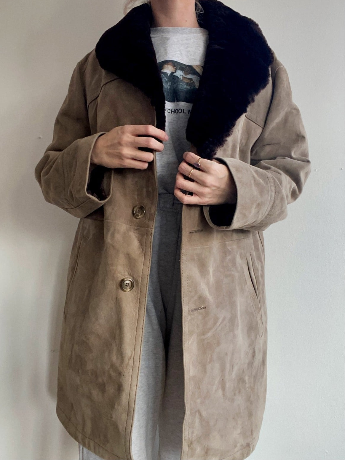 Beige/grauer Lammfellmantel mit braunem Fell 