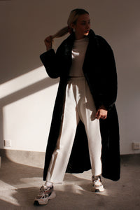 Langer schwarzer Kunstpelzmantel M/L