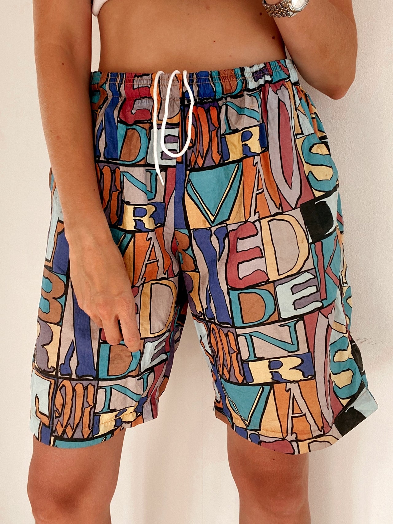 Short vintage multicolore à motifs L