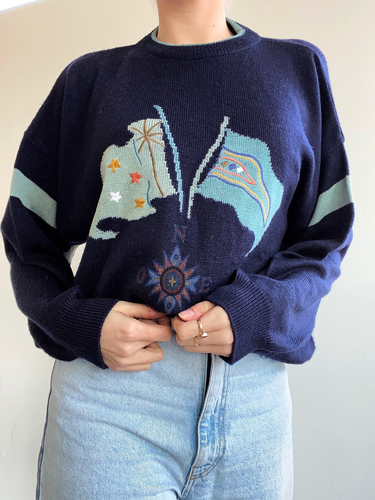 Pull vintage en maille bleu foncé avec drapeaux