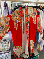 Roter Seidenkimono, hergestellt in Japan