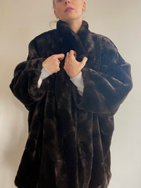 Manteau en fausse fourrure brune extra oversized