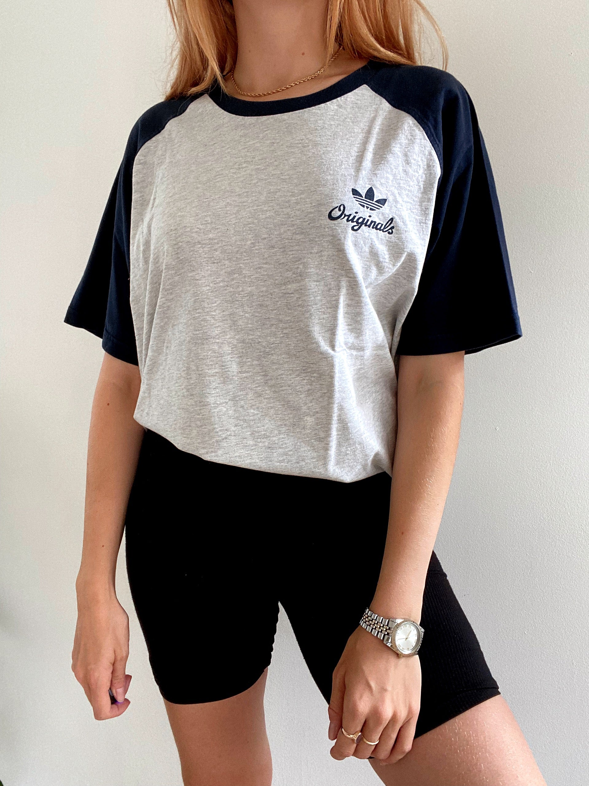 T-shirt vintage gris clair et noir Adidas XL