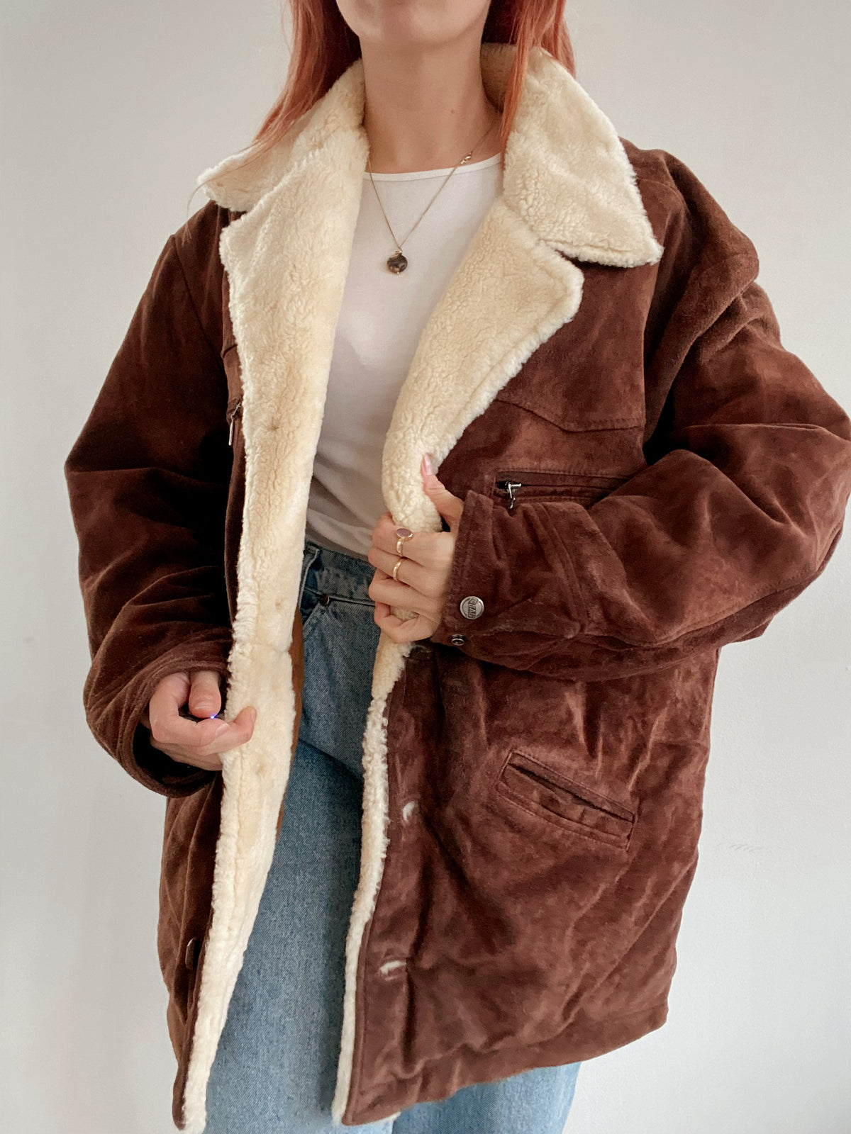 Brauner Lammfellmantel mit Wildleder-Außenseite
