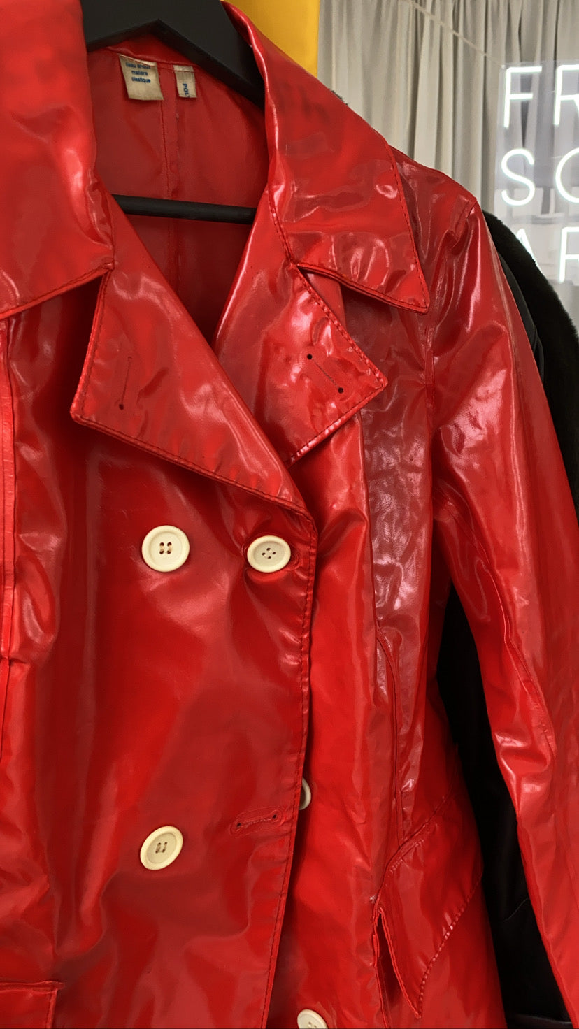 Kurzer vintage glänzender roter Regenmantel-Trenchcoat XS 