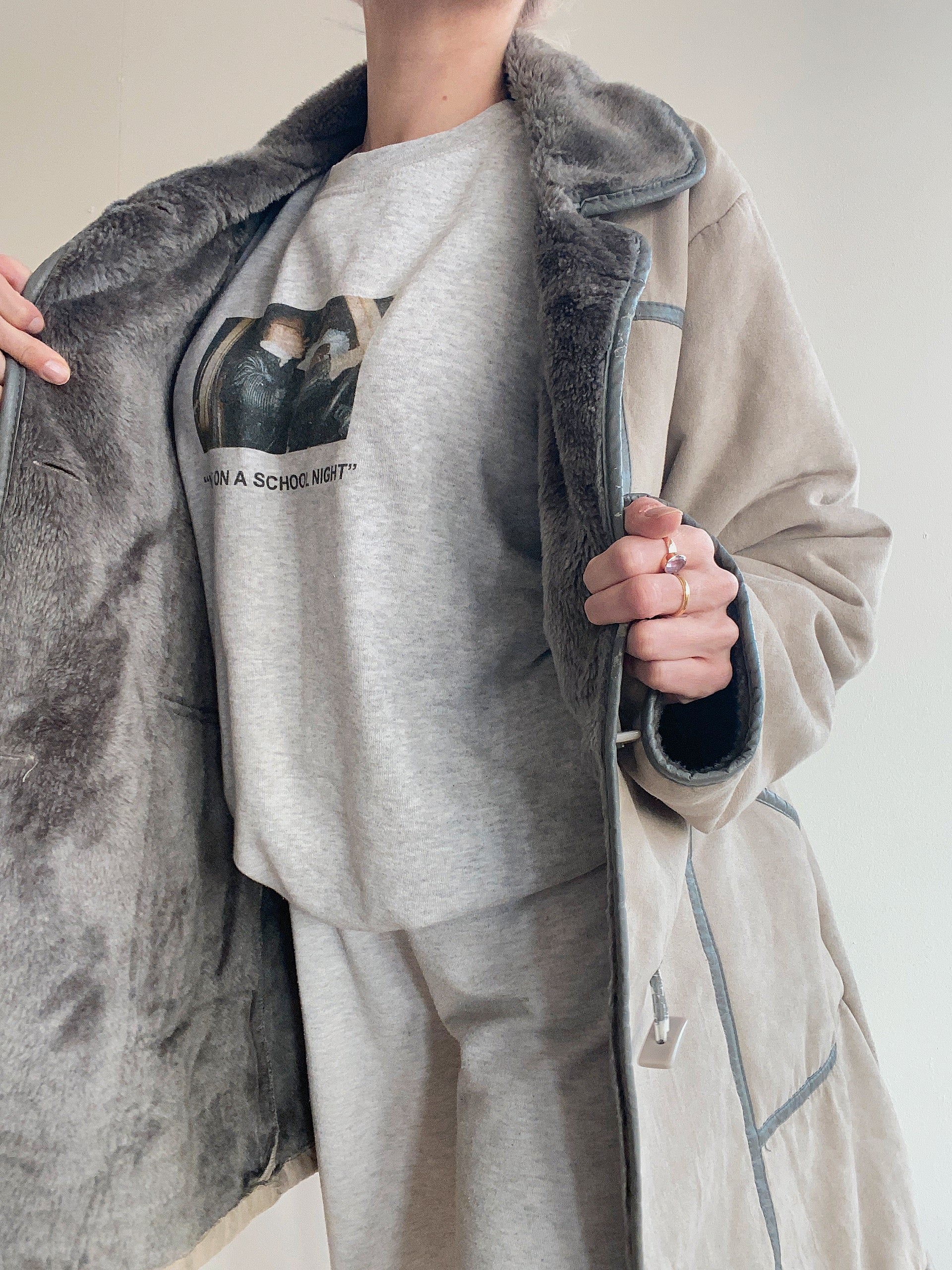 Manteau fin en mouton retourné gris clair