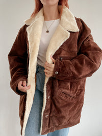 Brauner Lammfellmantel mit Wildleder-Außenseite