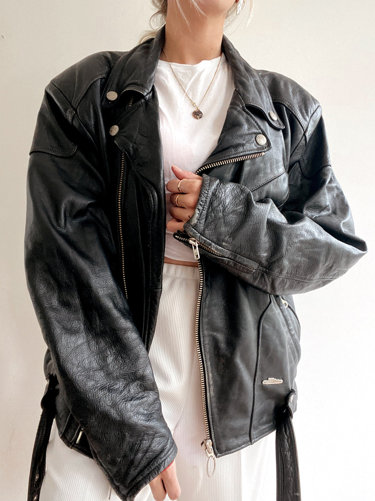 Schwarze Leder-Bikerjacke