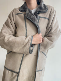 Manteau fin en mouton retourné gris clair