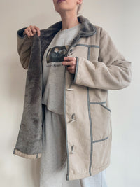 Manteau fin en mouton retourné gris clair