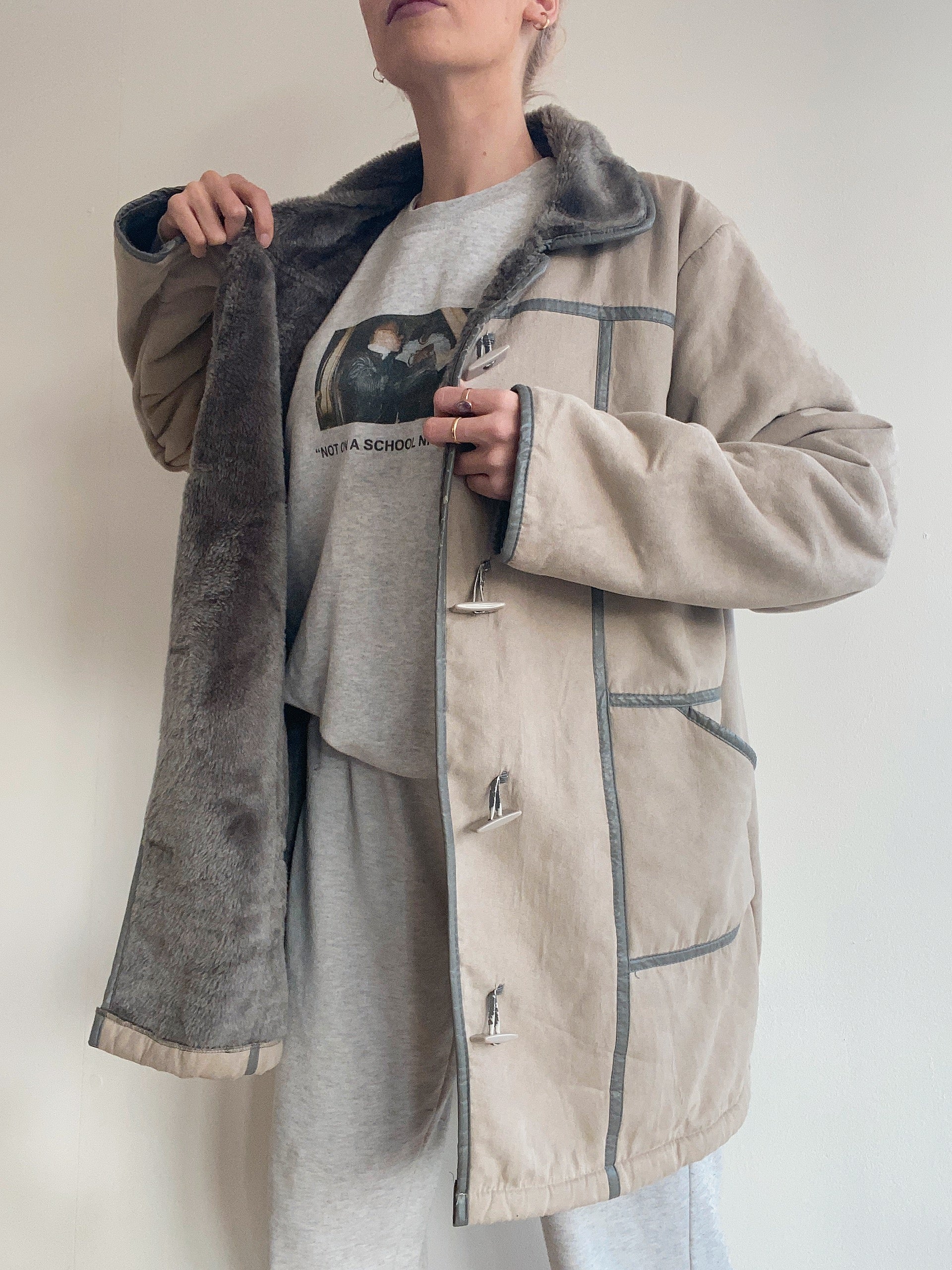 Manteau fin en mouton retourné gris clair