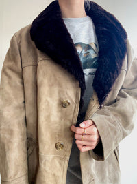Beige/grauer Lammfellmantel mit braunem Fell 