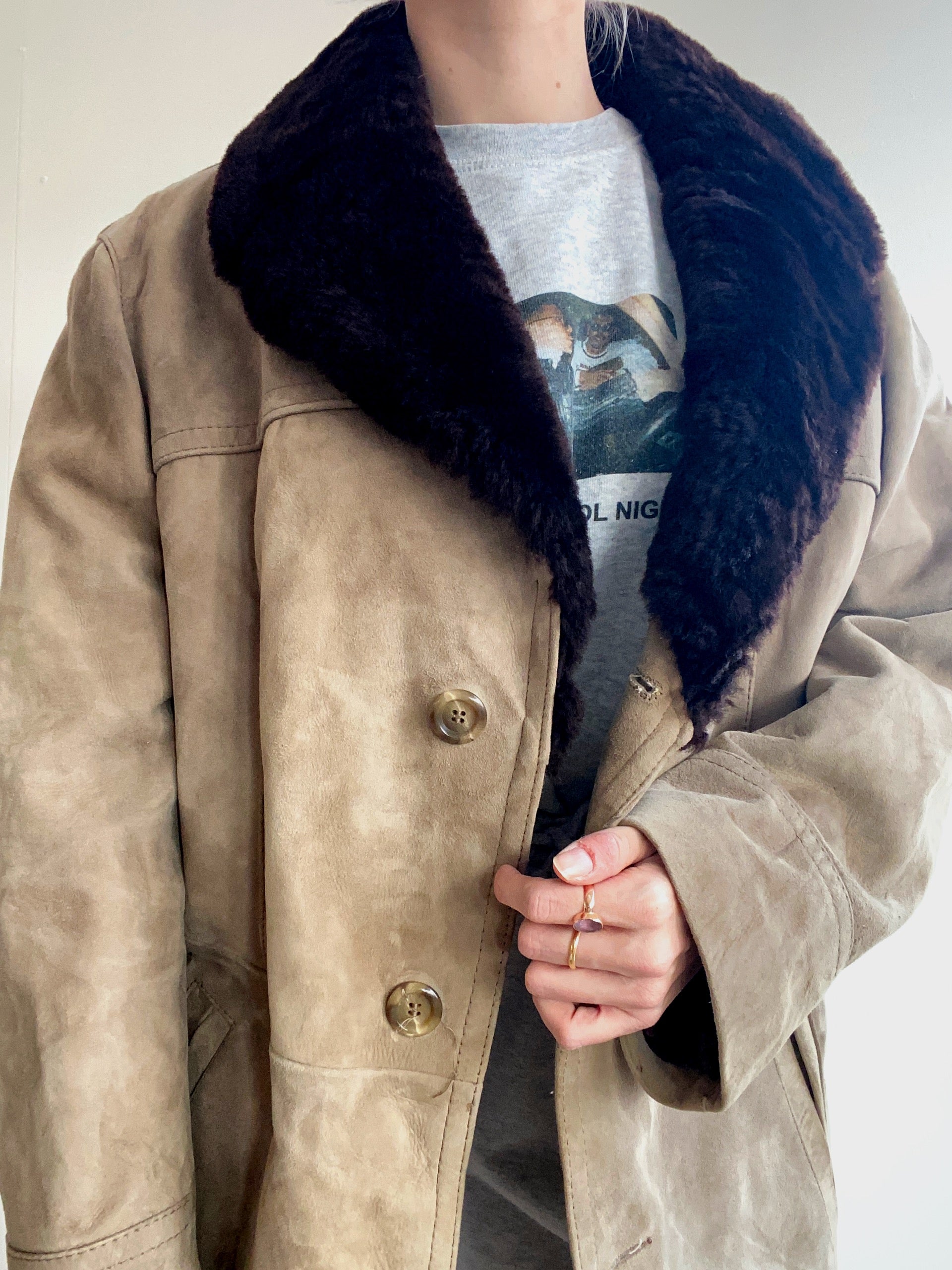 Beige/grauer Lammfellmantel mit braunem Fell 