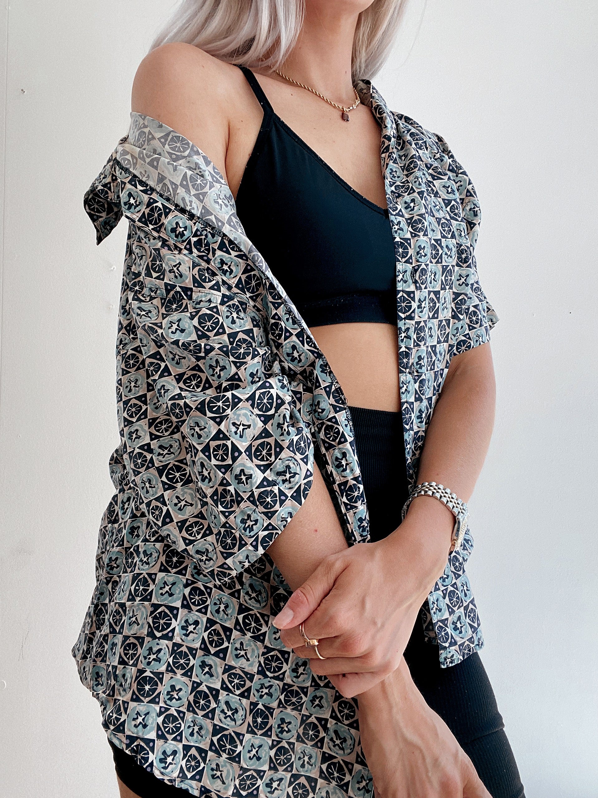 Chemise vintage 80’s 90’s en soie bleue à motifs M