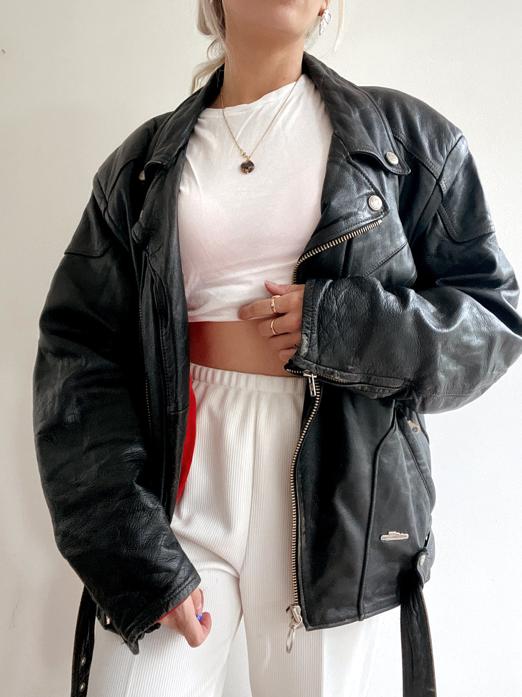 Schwarze Leder-Bikerjacke
